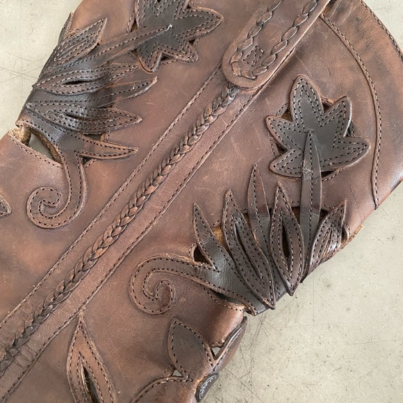 GORGEOUS leather boots with INCREDIBLE cut out details! 🤠🤠 see pic for details - Picture 4 of 16